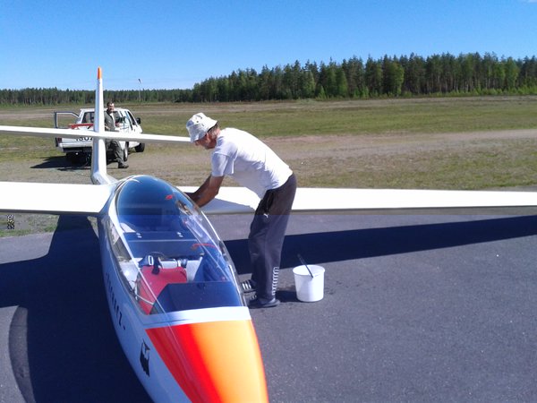 Jorma pyyhkii pölyjä pois Puhkusta Peten seuratessa taustalla.