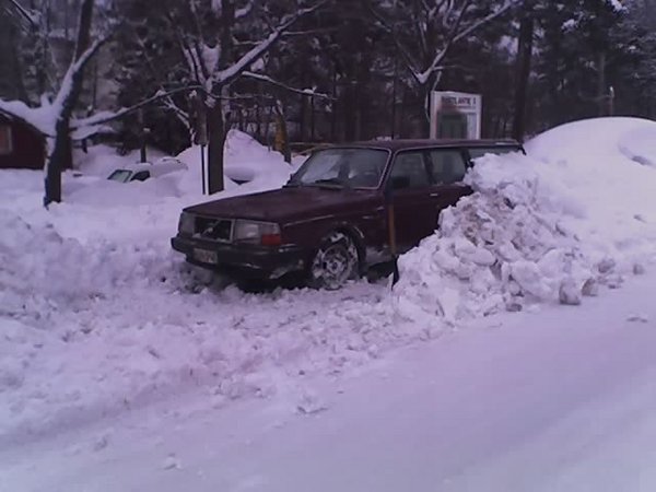 Kaivu-urakka jo puolen välin paremmalla puolella. Civicin sivupeilin kohdalta joutui vähän kaivamaan lunta pois, että löysin oman sakkolappuni ja pääsin laittamaan riisikupin omistajalle omansa. Työmaalla näkyy Fiskarsin etukuormaaja lepotauon ajaksi pysäytettynä.