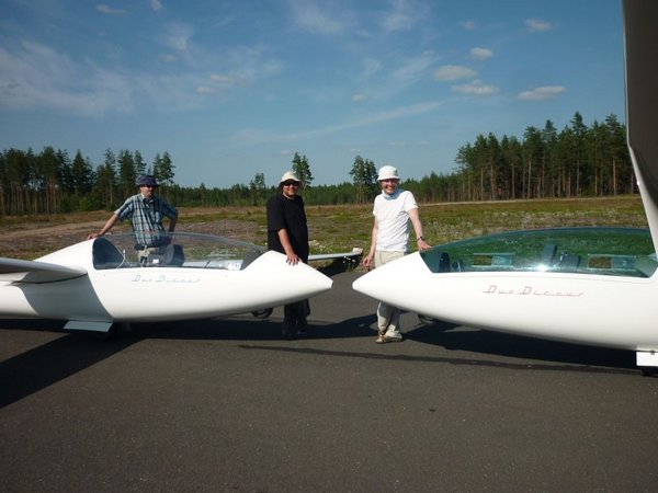 Kuin kaksi marjaa. OH-1001 ja OH-1005 vastakkain. OLC-kisassa Kily meni tänään Turun Lentokerhosta niukasti ohi 19 pisteellä.