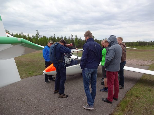 DSC05995 RJ opastaa UPM porukkaa.jpg