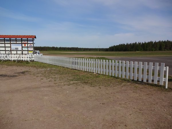 DSC06014 Kunnostettua-maalattua aitaa.jpg