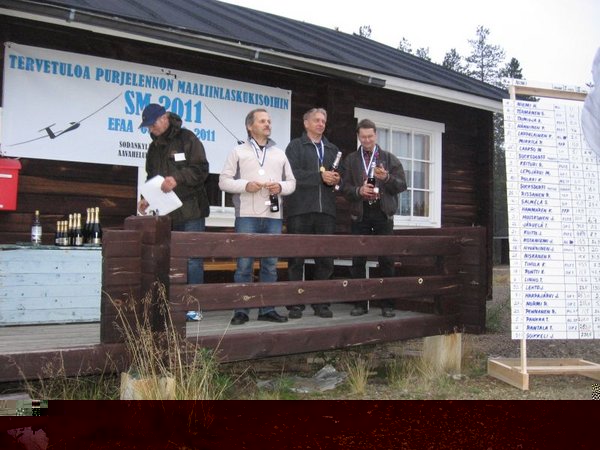 Palkintojen jako illalla. Voittaja on Hannu Niemi, hopeatilan nappasi Seppo Törmänen ja pronssia sai Antti Taimioja.