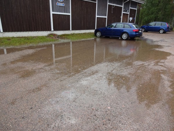 Laskuojaa kaivataan parkkipaikalle