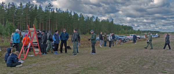 Kilpailijoita ja taustajoukkoja on-line tulostaulun äärellä.