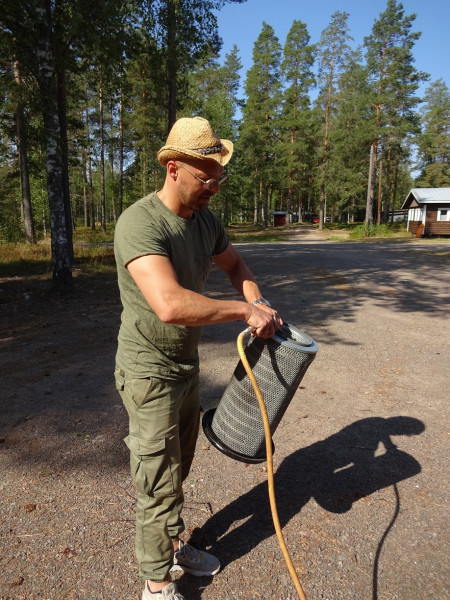 Urho puhdistaa vintturin ilmansuodatinta