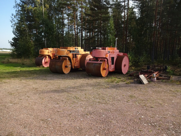 Kilyn vanhempaa kentänhoitokalustoa kauniissa rivissä