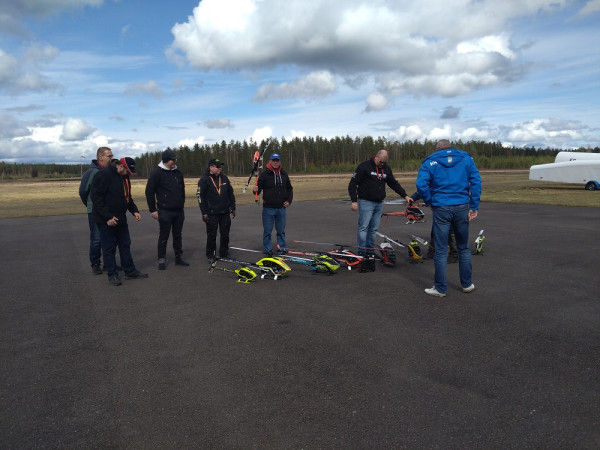Helikopterilennättäjiä Selänpäässä vapun jälkeisenä lauantaina