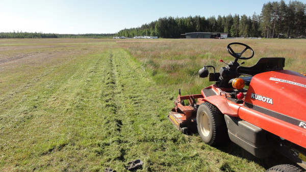 Ruohonleikkuu käy Kubotalla