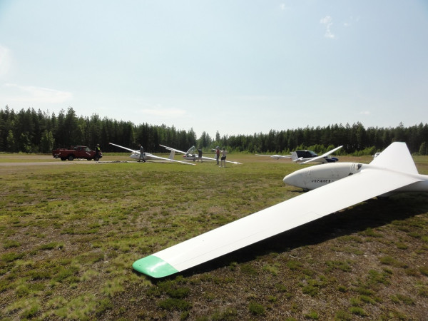 Useita koneita RWY 04 starttipaikalla