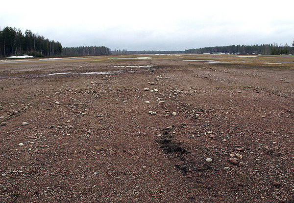 rwy 12 laskualue vasenta reunaa.jpg