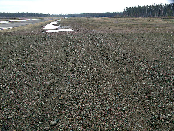 rwy 30 oikea reuna.jpg