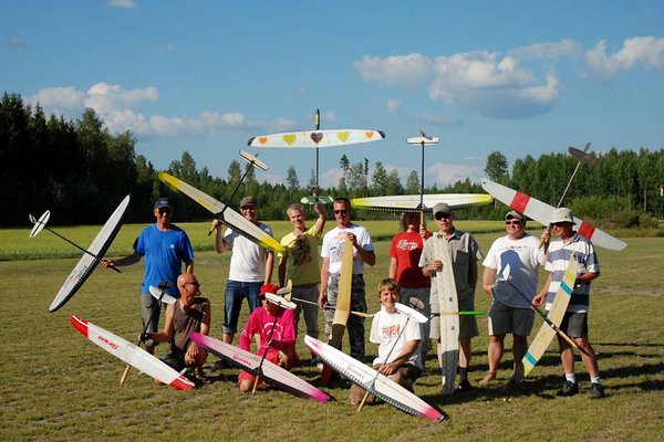 Kilpailijat ja lennokit